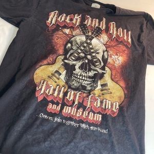 ROCK AND ROLL HALL OF FAME MUSEUM SKULL & GUITARS BLACK T-SHIRT -SIZE L